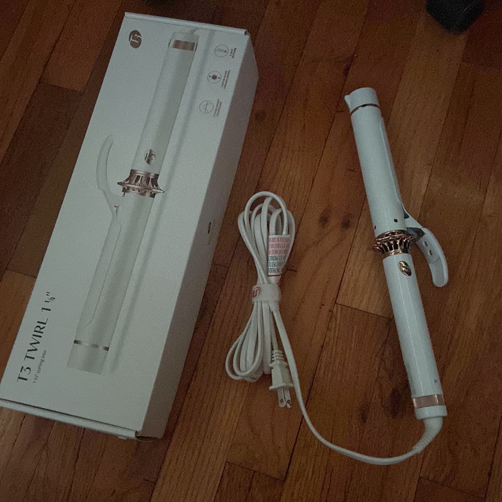 brand new! only used once, still is excellent condition with box included